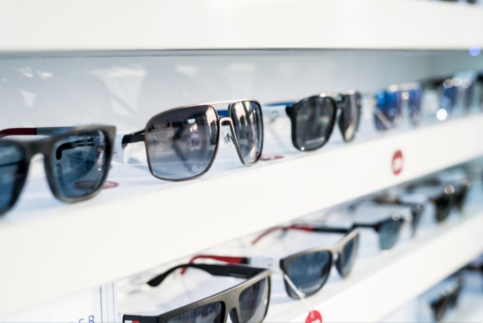 Какие бренды очков оптом популярны в 2024 году